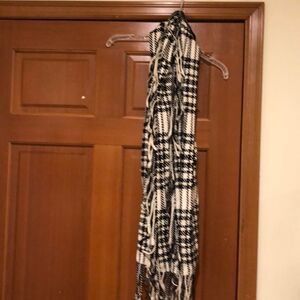 Banana Republic black and white fringe scarf